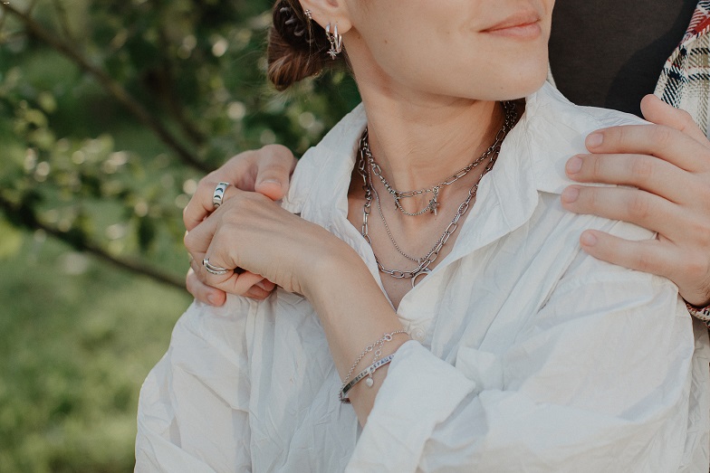 Regalos para cumpleaños de una mujer: guía de joyas y detalles que siempre aciertan